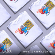 Футболка бабуся супергерой, біла, зображена на манекені, фон світло-сірий, принт з бабусею-супергероєм у синьому костюмі з червоним плащем, що біжить, з написом 'Бабуся завжди прийде на допомогу'.