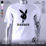 Футболка badboy кролик білого кольору, зображена з фронтального ракурсу на манекені, фон світло-сірий, принт чорного кольору з силуетом кролика та написом 'BADBOY' під ним.