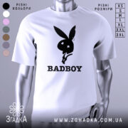 Футболка badboy кролик білого кольору, зображена з фронтального ракурсу на манекені, фон світло-сірий, принт чорного кольору з силуетом кролика та написом 'BADBOY' під ним.
