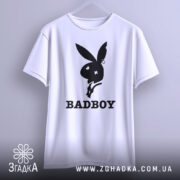 Футболка badboy кролик білого кольору, зображена на вішалці, фон світло-сірий, принт чорного кольору з силуетом кролика та написом 'BADBOY' під ним.