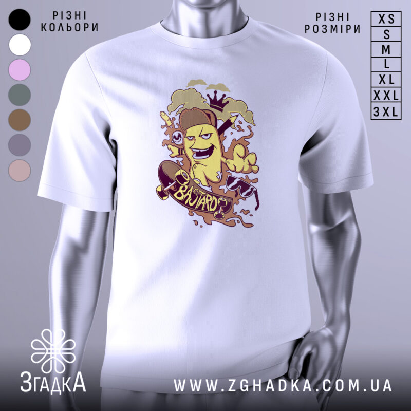 Футболка банан скейтер білого кольору, зображена з фронтального ракурсу на манекені, фон світло-сірий, принт з жовтим бананом у шапці, що катається на скейтборді, з веселими елементами.