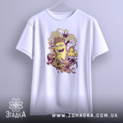 Футболка банан скейтер білого кольору, зображена з фронтального ракурсу на вішалці, фон світло-сірий, принт з жовтим бананом у шапці, що катається на скейтборді, з веселими елементами.