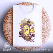 Футболка банан скейтер білого кольору, зображена зверху на плетеній кошику, фон світло-сірий, принт з жовтим бананом у шапці, що катається на скейтборді, з веселими елементами.