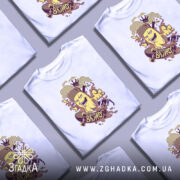 Футболка банан скейтер білого кольору, зображена з фронтального ракурсу на манекені, фон світло-сірий, принт з жовтим бананом у шапці, що катається на скейтборді, з веселими елементами.