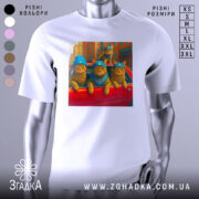 Футболка бандитські коти, біла, зображення котів у блакитних шапках і бандана, ракурс спереду, фон місто з висотними будівлями.