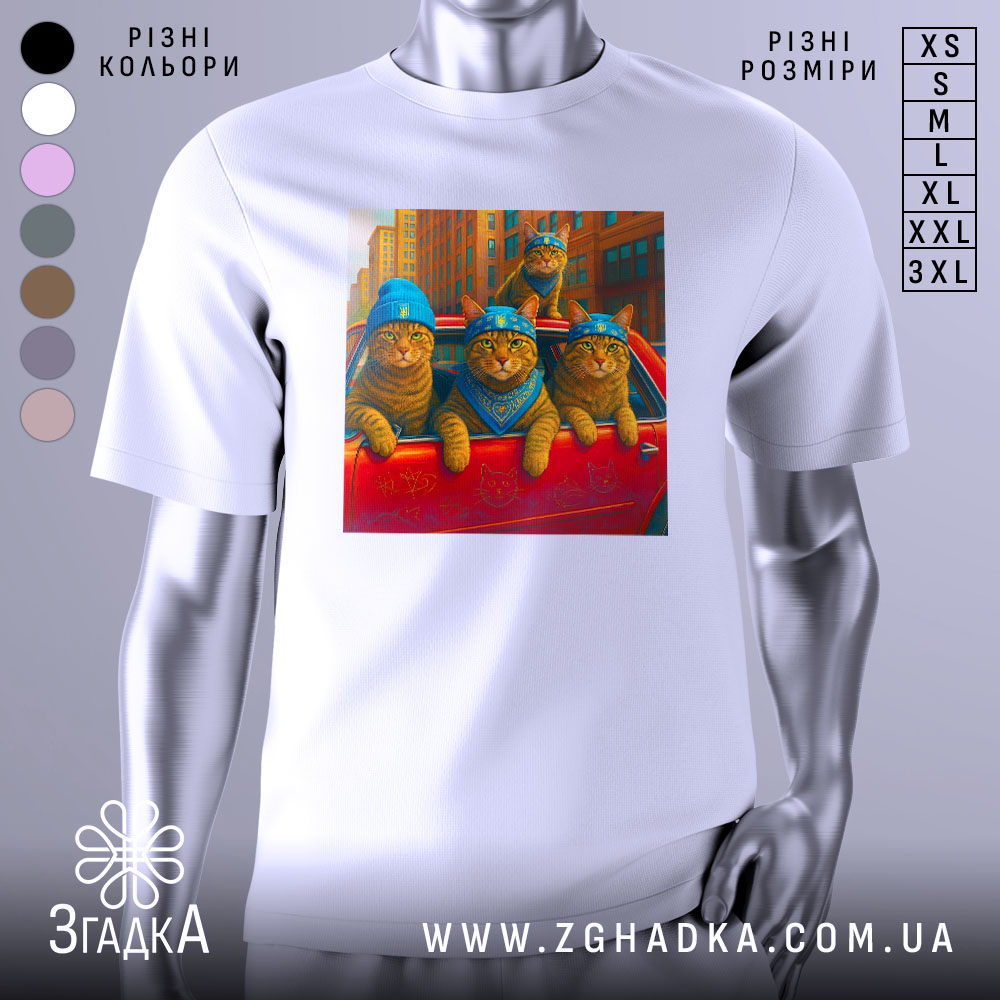 Futbolka Bandytski Koty Komanda Vybukhovyi Nastrii 1 Футболка бандитські коти, біла, зображення котів у блакитних шапках і бандана, ракурс спереду, фон місто з висотними будівлями.