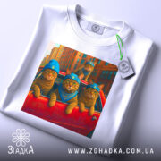 Футболка бандитські коти, біла, складена, з принтом котів у блакитних шапках і бандана, ракурс зверху, фон однотонний.