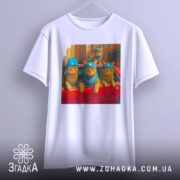 Футболка бандитські коти, біла, підвішена на вішалці, з принтом котів у блакитних шапках і бандана, ракурс спереду, фон світло-сірий.