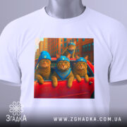 Футболка бандитські коти, біла, складена, з принтом котів у блакитних шапках і бандана, ракурс зверху, фон однотонний.