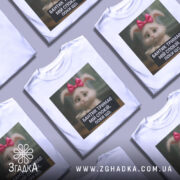 Футболка бантик тримає спокій, біла, зображена на манекені, фон нейтральний, принт з милим кроликом з рожевим бантиком і текстом на чорному фоні.