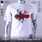 Футболка баскетбол стань легендою, біла футболка з коротким рукавом, зображення баскетболіста в динамічній позі, принт у чорному та червоному кольорах, фон нейтральний, без зайвих деталей.