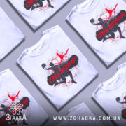 Футболка баскетбол стань легендою, біла футболка з коротким рукавом, зображення баскетболіста в динамічній позі, принт у чорному та червоному кольорах, фон нейтральний, без зайвих деталей.