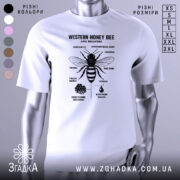 Футболка бджола принт білого кольору, зображена на манекені, фон світло-сірий, принт чорного кольору з детальним зображенням бджоли та текстом.