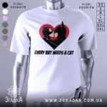 Футболка бетмен кішка кохання, біла, зображена на манекені, фон світло-сірий, принт з червоним серцем, на якому поцілуються персонажі Бетмен і Кішка.