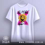 Футболка без правил, біла, підвішена на вішалці, фон градієнтний сірий, принт з соняшником, усміхненим обличчям та написом 'NO MORE RULES!' у яскравих кольорах.