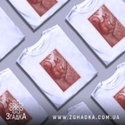 Футболка білка лісова марка, біла, зображена на манекені, фон світло-сірий, принт з білкою на дереві в червонувато-коричневих тонах.