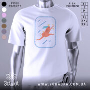 Футболка біжу волосся позаду, біла, зображена на манекені, фон світлий, принт з рожевим персонажем, що біжить, з короною та блакитним волоссям, оточений зірочками та лініями.