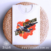 Футболка Bombombini Gusini білого кольору, складена на плетеній основі, з принтом птаха та літаків на червоному фоні, з видимими швами та етикеткою.