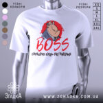 Футболка бос вирішую питання. Біла футболка з коротким рукавом, зображення персонажа в костюмі на червоному фоні, текст 'BOSS' червоним шрифтом, фон нейтральний.