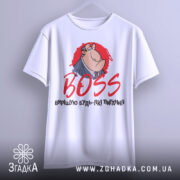 Футболка бос вирішую питання. Біла футболка з коротким рукавом, зображення персонажа в костюмі на червоному фоні, текст 'BOSS' червоним шрифтом, фон світло-сірий.