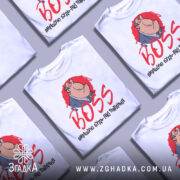 Футболка бос вирішую питання. Біла футболка з коротким рукавом, зображення персонажа в костюмі на червоному фоні, текст 'BOSS' червоним шрифтом, фон нейтральний.