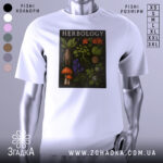 Футболка ботанічний арт, біла, зображена на манекені, фон світло-сірий, принт містить різноманітні рослини, гриби та текст 'HERBOLOGY' на чорному фоні.