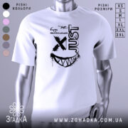 Футболка будь щасливим, біла, зображена на манекені, фон світло-сірий, принт чорного кольору з усмішкою та написом 'JUST'.