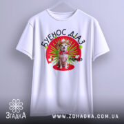 Футболка буенос діаз білого кольору, зображена на вішалці, фон світлий, принт з собакою в капелюсі та червоному шарфі на зеленому фоні з червоним колом.