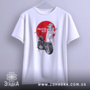 Футболка бунтарський настрій, біла, підвішена на вішалці, фон світло-сірий, принт з червоним колом, дівчина в окулярах з бейсбольною битою, мотоцикл поруч, текст 'YOU'RE NEXT' на принті.