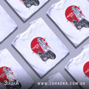 Футболка бунтарський настрій, біла, зображена на манекені, фон світло-сірий, принт з червоним колом, дівчина в окулярах з бейсбольною битою, мотоцикл поруч, текст 'YOU'RE NEXT' на принті.