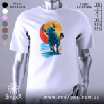 Футболка бик енергія, біла, зображена на манекені, фон світло-сірий, принт з биком, що біжить на фоні червоного сонця та синіх смуг.