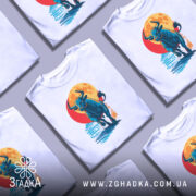 Футболка бик енергія, біла, зображена на манекені, фон світло-сірий, принт з биком, що біжить на фоні червоного сонця та синіх смуг.