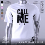 Футболка call me білого кольору, зображена з правого ракурсу на манекені, фон світло-сірий, принт чорного кольору з силуетом жінки та написом 'CALL ME'.