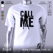 Футболка call me білого кольору, зображена з правого ракурсу на манекені, фон світло-сірий, принт чорного кольору з силуетом жінки та написом 'CALL ME'.