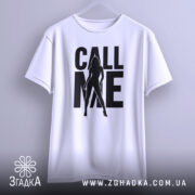 Футболка call me білого кольору, підвішена на вішалці, фон світло-сірий, принт чорного кольору з силуетом жінки та написом 'CALL ME'.
