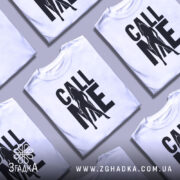 Футболка call me білого кольору, зображена з правого ракурсу на манекені, фон світло-сірий, принт чорного кольору з силуетом жінки та написом 'CALL ME'.