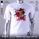 Футболка Chainsaw Man білого кольору, зображена з фронтального ракурсу на манекені, фон нейтральний, принт містить персонажа з бензопилою, з оранжевим шоломом та червоними плямами.