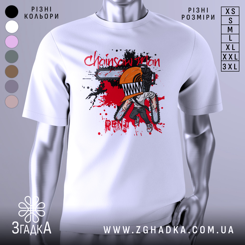 Futbolka Chainsaw Man Vybukhovyi Styl 1 Футболка Chainsaw Man білого кольору, зображена з фронтального ракурсу на манекені, фон нейтральний, принт містить персонажа з бензопилою, з оранжевим шоломом та червоними плямами.