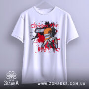 Футболка Chainsaw Man білого кольору, підвішена на вішалці, зображена з фронтального ракурсу, фон світлий, принт з персонажем з бензопилою, оранжевий шолом, червоні плями на фоні.