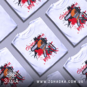 Футболка Chainsaw Man білого кольору, зображена з фронтального ракурсу на манекені, фон нейтральний, принт містить персонажа з бензопилою, з оранжевим шоломом та червоними плямами.