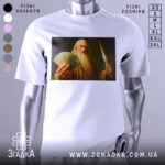 Футболка чарівник з доларами, біла, зображена на манекені, фон світло-сірий, принт зображає чоловіка з довгим волоссям і бородою, який тримає гроші і меч.