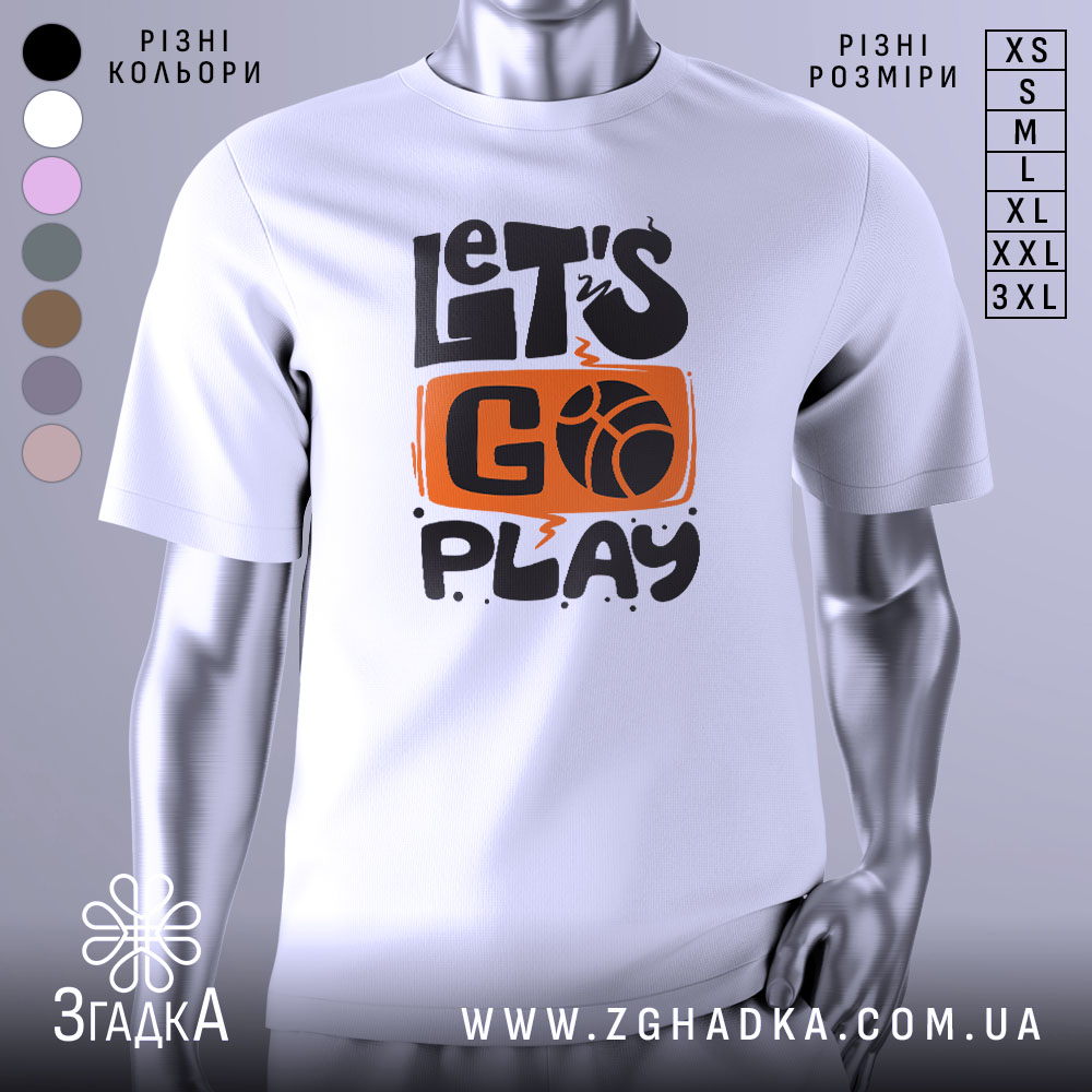 Футболка час грати баскетбол, біла футболка на манекені, з принтом у вигляді напису 'LET'S GO PLAY' з оранжевим фоном та чорними літерами, фон світло-сірий, деталі принта чітко видимі.