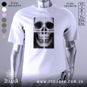 Футболка череп модний принт, біла, зображена на манекені, фон світло-сірий, принт зображає череп у чотирьох квадратах, деталі принта чіткі та контрастні.