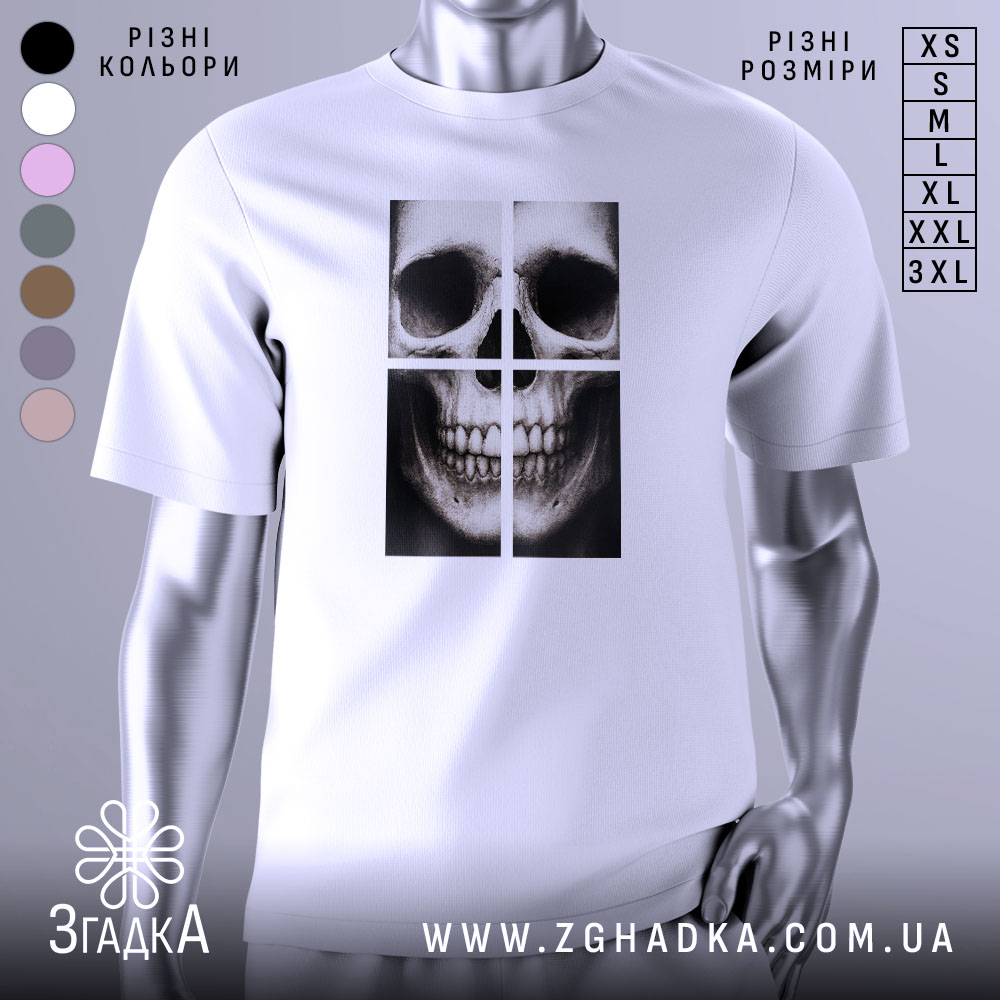 Futbolka Cherep Modnyi Prynt Styl Dlia Smilyvykh 1 Футболка череп модний принт, біла, зображена на манекені, фон світло-сірий, принт зображає череп у чотирьох квадратах, деталі принта чіткі та контрастні.