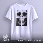 Футболка череп модний принт, біла, підвішена на вішалці, фон світло-сірий, принт зображає череп у чотирьох квадратах, деталі принта чіткі та виразні.