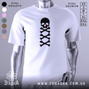 Футболка череп символ, біла, зображена з близького ракурсу на манекені, фон нейтральний, принт чорного черепа з червоною краплею та кістками.