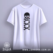 Футболка череп символ, біла, підвішена на вішалці, фон світло-сірий, принт чорного черепа з червоною краплею та кістками.