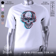 Футболка череп в навушниках, біла, зображена на манекені, фон світло-сірий, принт черепа з навушниками в стилі 3D з червоними і блакитними акцентами.