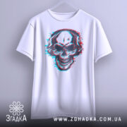 Футболка череп в навушниках, біла, підвішена на вішалці, фон світло-сірий, принт черепа з навушниками в стилі 3D, чітко видимий.