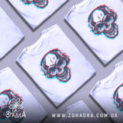 Футболка череп в навушниках, біла, зображена на манекені, фон світло-сірий, принт черепа з навушниками в стилі 3D з червоними і блакитними акцентами.